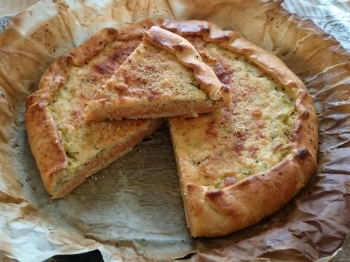 Torta salata con riso, zucchine e pomodoro