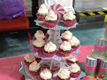 MUFFIN CON GOCCE DI CIOCCOLATO E FROSTING ALLA PHILADELPHIA