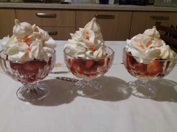 bicchierini di crema pasticcera, fragola e panna