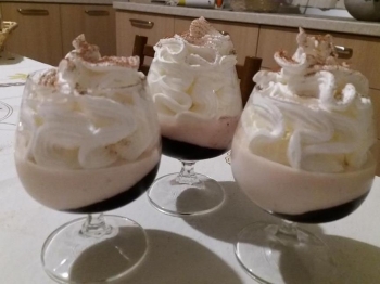 bicchierini con gelèe di mirtilli, yogurt e panna