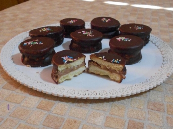 Biscotti con ganache al nocciola
