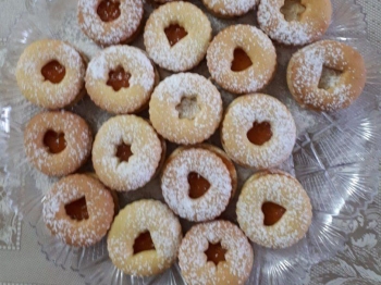 Biscotti ripieni di marmellata