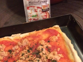 Pizza con tonno e prezzemolo