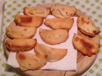 Mezzelune di briséé con Würstel e formaggio