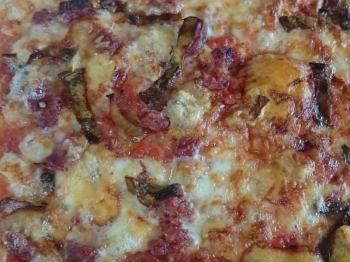 Pizza svuota frigo (a sei mani)