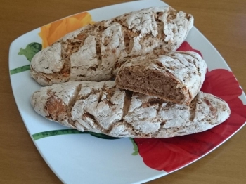 Pane di segale con mele e grano saraceno