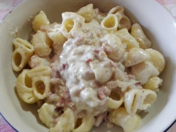 Pasta con crema al gorgonzola, speck e noci
