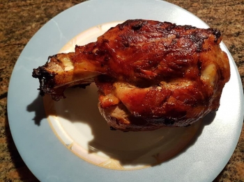 Stinco di maiale al forno al ginepro e birra