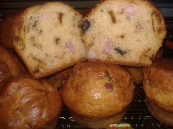 Muffin salati con pancetta e olive nere