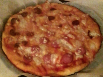 Pizza con salsiccia e wustel