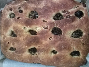 focacci dolce con prugne e uvette