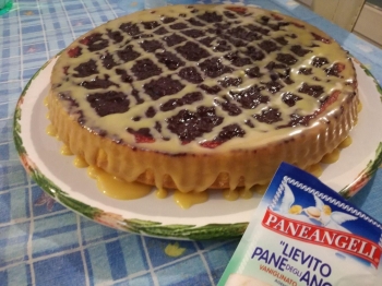 crostata morbida alla marmellata di amarene e cioccolato bianco