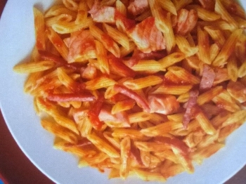 mezze penne al pomodoro e speck
