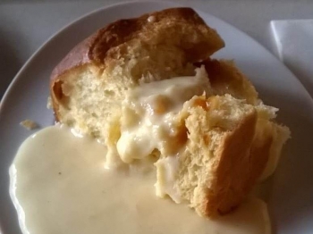 Pan brioche con crema inglese