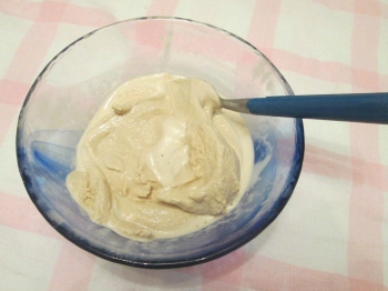 gelato al caffè con gelatiera