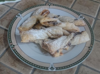 Torcetti di sfoglia con uvetta e nocciole