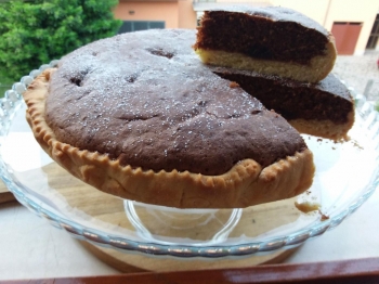 Torta al cioccolato con base di frolla e cuore di amarena