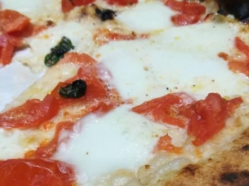 Pizza con pomodorini e mozzarella di bufala
