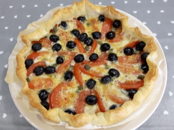Torta salata con pomodori, olive e mozzarella