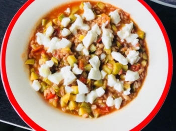 Risotto di farro con zucchine e mozzarella