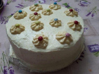 Torta alla crema ricoperta di panna