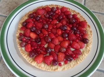 Crostata disordinata ai frutti di bosco