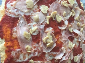 Pizza alta prosciutto, funghi e provolone