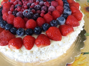 TORTA AL LIMONE CON FRUTTI ROSSI