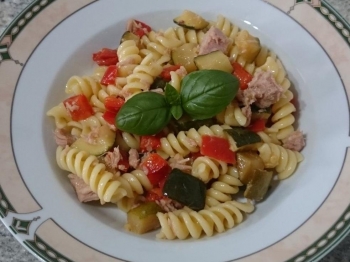 Insalata di pasta con tonno, zucchine e peperoni