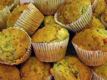 Muffin salati con prosciutto cotto e piselli