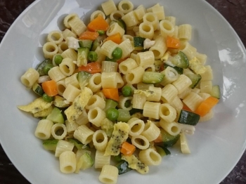 Insalata di pasta con verdure e pollo