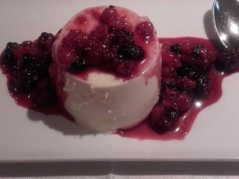 Panna cotta con frutti di bosco caldi
