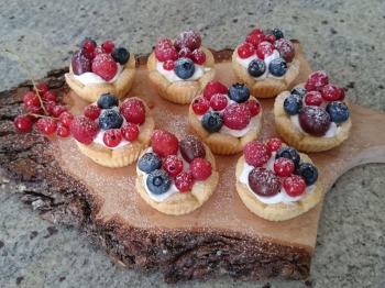 Cestini con crema chantilly e frutti di bosco
