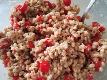 Insalata di farro con pomodorini,tonno ed olive