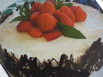 Torta con panna e fragole