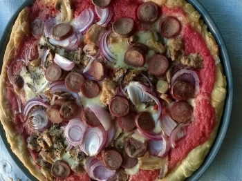 pizza con wurster e cipolla di tropea