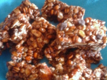 croccante di cereali con nocciole e gocce di cioccolato