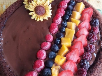 Torta al cioccolato con frutta