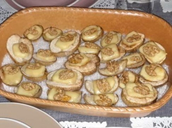 Patate cotte nel sale con formaggio e noci