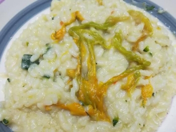 Risotto con zucchine e fiori di zucca