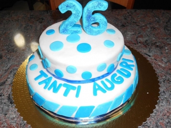 Torta al cioccolato con crema al latte decorata