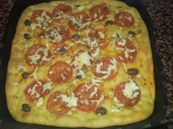 Focaccia con pomodoro e olive