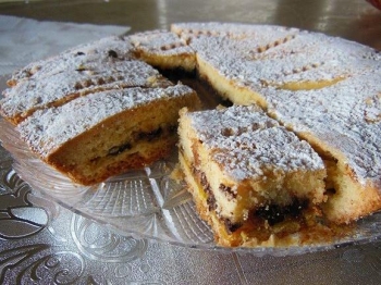 Crostata con marmellata, ricotta e gocce di cioccolato