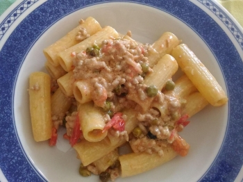 Pasta con carne macinata e piselli