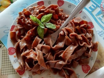 Tagliatelle al cacao con melanzane e pinoli tostati