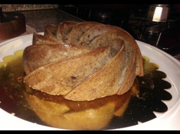 Ciambellone con noci e cioccolato