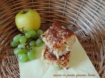Torta con mela e uva