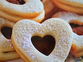 biscotti farciti con crema alle nocciole