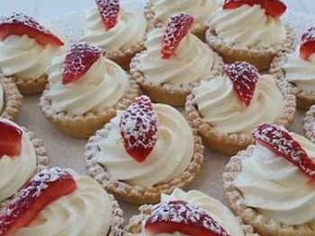 Crostatine con crema chantilly e fragole