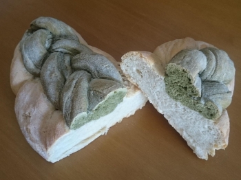 Treccia di pane bicolore